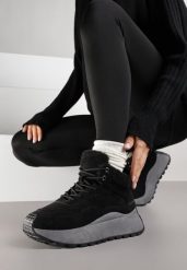 Czarne Sneakersy Śniegowce Vices na Grubej Podeszwie Ozdobione Futerkiem i Napisem Nelinena. Czarne śniegowce damskie Born2be, z futra. Za 109.99 zł.