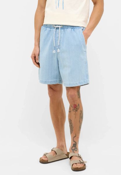 Męskie szorty Mustang Style Prague Shorts Denim Blue 1016652 5000 300. Niebieskie szorty męskie Mustang, z denimu, bez kołnierzyka. Za 169.99 zł.