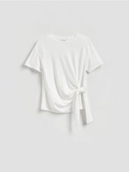 T-shirt z ozdobnym wiązaniem - złamana biel. T-shirty damskie Reserved, l, bez wzorów, z dzianiny, bez kołnierzyka. Za 79.99 zł.