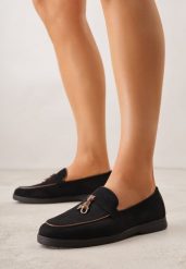 Czarne Mokasyny z Imitacji Zamszu Zdobione Aplikacją z Zawieszkami Peleg. Czarne mokasyny damskie Born2be, z jeansu. Za 99.99 zł.