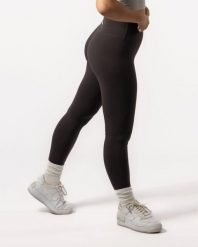 Damskie legginsy 7/8 na jogę i pilates, bez przedniego szwu – czekoladowy. Brązowe legginsy sportowe damskie AESTHETIC WOLF, s, bez wzorów, z dzianiny, z podwyższonym stanem, na fitness i siłownię. Za 149.99 zł.