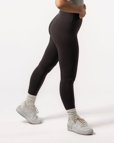Damskie legginsy 7/8 na jogę i pilates, bez przedniego szwu – czekoladowy. Brązowe legginsy sportowe damskie AESTHETIC WOLF, s, bez wzorów, z dzianiny, z podwyższonym stanem, na fitness i siłownię. Za 149.99 zł.