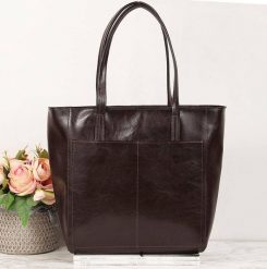 Skórzana czekoladowa torebka DAN-A T395. Brązowe torebki klasyczne damskie DAN-A, bez wzorów, ze skóry, bez dodatków. Za 399.99 zł.
