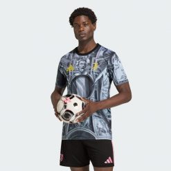 KOSZULKA ROZGRZEWKOWA JUVENTUS 25/26. Czarne t-shirty sportowe męskie Adidas, l, z materiału, bez ramiączek, do piłki nożnej. Za 299.00 zł.