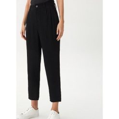 Spodnie carrot - Czarny. Czarne spodnie materiałowe damskie House, bez wzorów. Za 129.99 zł.