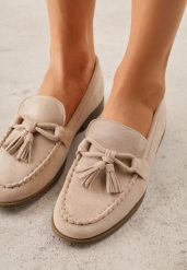 Beżowe Mokasyny z Imitacji Zamszu z Aplikacją w Kształcie Kokardy z Frędzlami Edea. Brązowe mokasyny damskie Renee, z jeansu. Za 99.99 zł.