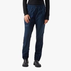 Spodnie shell turystyka damska Swedemount Abisko Shell Rain Pants wodoodporna. Niebieskie spodnie dresowe damskie SWEDEMOUNT, na lato, bez wzorów. Za 499.99 zł.