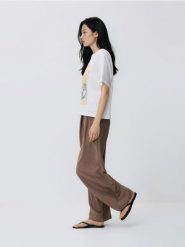 Szerokie spodnie - beżowy. Brązowe spodnie materiałowe damskie Reserved, bez wzorów, z tkaniny. Za 99.99 zł.