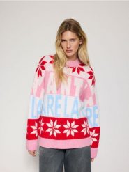 Wzorzysty sweter ze świątecznym motywem - wielobarwny. Swetry klasyczne damskie Reserved, l, z dzianiny, bez kołnierzyka. W wyprzedaży za 69.99 zł.