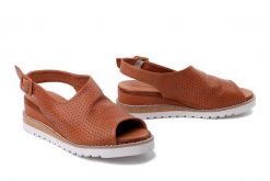 ARTIKER RELAKS 52C0841 brązowy sandały damskie. Brązowe sandały damskie Artiker Relaks, bez wzorów, z gumy, bez obcasa, na koturnie. Za 167.94 zł.