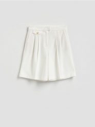 Szorty bermudy z zakładkami - biały. Białe szorty damskie Reserved, bez wzorów, z tkaniny. Za 129.99 zł.