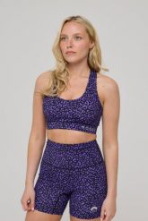 Biustonosz sportowy High Support Elite Crossback – fioletowa panterka. Fioletowe biustonosze sportowe damskie OOSC, bez wzorów, z materiału. Za 147.99 zł.
