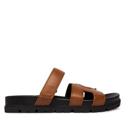 Klapki Guess. Brązowe klapki damskie Guess, z aplikacjami, bez obcasa. Za 459.99 zł.