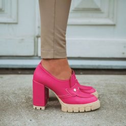 Fuksja groch Polskie mokasyny damskie na słupku, loafersy Deoni D207. Czerwone mokasyny damskie Deoni, ze skóry. Za 299.00 zł.