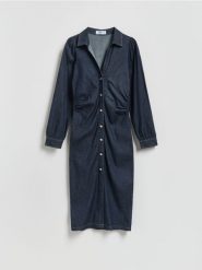 Jeansowa sukienka midi - granatowy. Niebieskie sukienki damskie Reserved, na co dzień, l, bez wzorów, z bawełny, bez kołnierzyka, bez ramiączek, midi, proste. Za 179.99 zł.