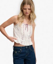 Superdry Lace Cami Top top koronkowy slim fit – OFF WHITE. Białe topy sportowe damskie Superdry., na lato, bez wzorów, z bawełny, bez ramiączek. Za 172.50 zł.