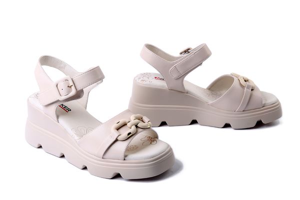 ARTIKER RELAKS 56C1593 beżowy, sandały damskie. Brązowe sandały damskie Artiker Relaks, bez wzorów, z gumy, bez obcasa, na koturnie. Za 239.90 zł.