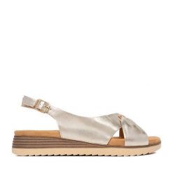 Sandały Lasocki. Żółte sandały damskie Lasocki, bez wzorów, bez obcasa, na koturnie. Za 179.99 zł.