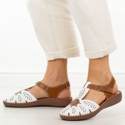 Białe skórzane sandały damskie Jezzi 9761. Białe sandały damskie Jezzi, bez wzorów, z materiału, bez obcasa, na płaskiej podeszwie. Za 239.00 zł.