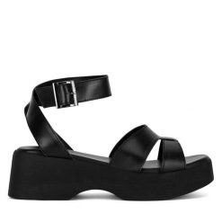 Sandały Lasocki. Czarne sandały damskie Lasocki, bez wzorów, bez obcasa, na koturnie. Za 159.99 zł.