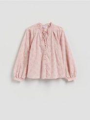 Koszula z ażurowym wzorem - brzoskwiniowy. Pomarańczowe koszule damskie Reserved, l, w ażurowe wzory, z bawełny, bez kołnierzyka, bez ramiączek. Za 119.99 zł.