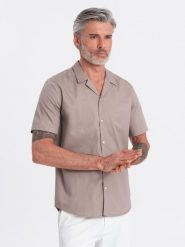 Koszula męska z krótkim rękawem i kubańskim kołnierzem - ciemnobeżowa V3 OM-SHSS-0168 - XL. Brązowe koszule męskie Ombre Clothing, na lato, l, bez wzorów, z bawełny, bez kołnierzyka, bez ramiączek. W wyprzedaży za 79.99 zł.