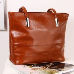 Skórzana torebka damska DAN-A T390 camel. Brązowe torebki klasyczne damskie DAN-A, bez wzorów, ze skóry, bez dodatków. Za 299.99 zł.