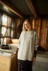 Sweter z ozdobnym splotem jasnoszary. Szare swetry klasyczne damskie MOODO, l, z poliesteru, bez kołnierzyka. W wyprzedaży za 79.99 zł.