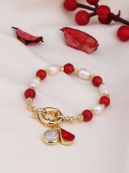 L'Atelier de Gaia Pozłacana bransoletka z koralami i perłami rozmiar: onesize. Białe bransoletki damskie L'Atelier de Gaia, pozłacane. Za 43.99 zł.