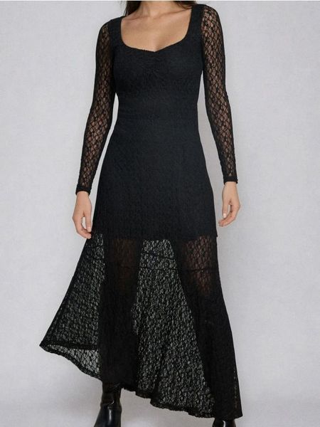 Koronkowa sukienka z asymetrycznym dołem - czarny. Czarne sukienki damskie Sinsay, l, bez wzorów, z koronki, z asymetrycznym kołnierzem, bez ramiączek, asymetryczne. Za 69.99 zł.