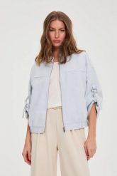 Kurtka z podwijanymi rękawami błękitna. Niebieskie kurtki damskie MOODO, l, bez wzorów, z poliesteru, bez kaptura. Za 199.99 zł.