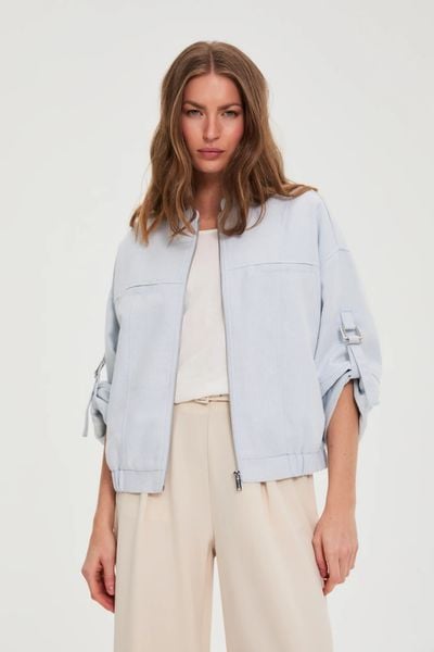 Kurtka z podwijanymi rękawami błękitna. Niebieskie kurtki damskie MOODO, l, bez wzorów, z poliesteru, bez kaptura. Za 199.99 zł.