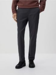 Spodnie chino carrot - ciemnoszary. Szare spodnie materiałowe męskie Reserved, bez wzorów, z tkaniny. Za 159.99 zł.