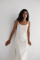 Sukienka na ramiączkach z prążkowanej dzianiny w kolorze WARM BEIGE - CARMEN-S/M. Brązowe sukienki damskie Marsala, m, bez wzorów, z bawełny, bez kołnierzyka, bez ramiączek, midi. Za 219.90 zł.