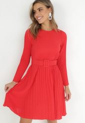 Czerwona Sukienka Plisowana z Paskiem Flyne. Czerwone sukienki damskie Born2be, bez wzorów, eleganckie, bez kołnierzyka, bez ramiączek, mini. W wyprzedaży za 95.99 zł.