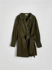 Sukienka mini z wiązaniem - ciemnozielony. Zielone sukienki damskie Reserved, l, bez wzorów, z bawełny, bez kołnierzyka, bez ramiączek, mini, kopertowe. W wyprzedaży za 79.99 zł.