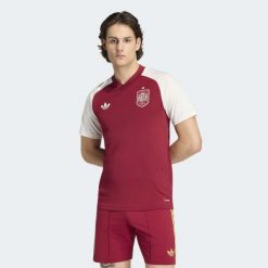 Wyjazdowa koszulka przedmeczowa Hiszpania 26. Brązowe t-shirty sportowe męskie Adidas, bez ramiączek, do piłki nożnej, climacool (adidas). Za 299.00 zł.