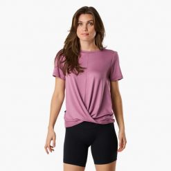 Koszulka treningowa damska Swedemount Core Wrap Soft Tee szybkoschnąca. Fioletowe bluzki damskie SWEDEMOUNT, bez wzorów, bez kołnierzyka. W wyprzedaży za 57.00 zł.