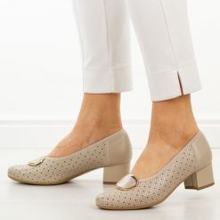 Beżowe ażurowe skórzane Polskie czółenka damskie Suzana 4512. Brązowe czółenka damskie Suzana, z aplikacjami, ze skóry, z okrągłym noskiem, bez obcasa, na obcasie. Za 439.00 zł.