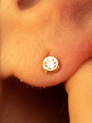 OR ÉCLAT Złote kolczyki-wkrętki "philtre d'amour" z cyrkoniami rozmiar: onesize. Białe kolczyki damskie Or Éclat, z cyrkonią, złote. Za 304.99 zł.