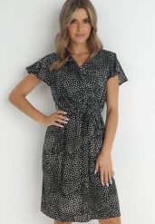 Czarna Sukienka Kepherine. Czarne sukienki damskie Born2be, l, bez wzorów, z materiału, bez kołnierzyka, bez ramiączek, mini, kopertowe. W wyprzedaży za 55.99 zł.