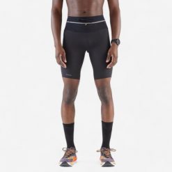 Legginsy do biegania w terenie krótkie męskie Kiprun Run 900 Ultra. Czarne szorty męskie KIPRUN, bez wzorów, z materiału, sportowe. W wyprzedaży za 69.99 zł.