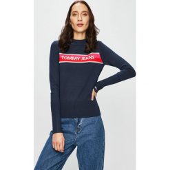 Tommy Jeans - Sweter. Niebieskie swetry klasyczne damskie Tommy Jeans, l, z dzianiny, bez kołnierzyka. W wyprzedaży za 239.90 zł.