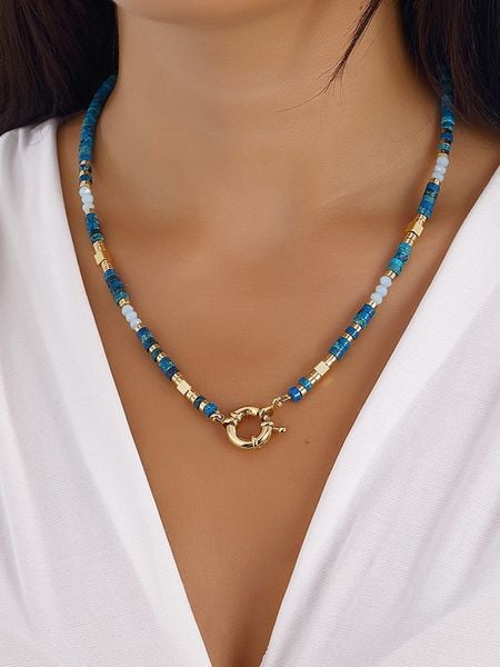 Nakkash Pozłacany naszyjnik z turkusem i elementem ozdobnym - dł. 42 cm rozmiar: onesize. Żółte naszyjniki damskie Nakkash, metalowe. Za 65.99 zł.