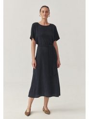 TATUUM Sukienka w kolorze granatowym rozmiar: 44. Niebieskie sukienki damskie Tatuum, bez wzorów, z tkaniny, bez kołnierzyka, bez ramiączek, maxi. Za 213.18 zł.