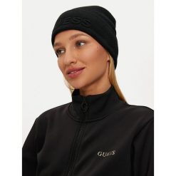 Czapka Guess. Czarne czapki zimowe damskie Guess. Za 169.99 zł.