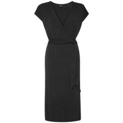 Sukienka damska Protest Prtnadia dress. Czarne sukienki damskie Protest, xl, bez wzorów, sportowe, bez kołnierzyka, bez ramiączek, sportowe. W wyprzedaży za 110.00 zł.