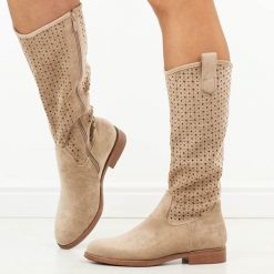 Beżowe zamszowe ażurowe kozaki damskie S.Barski 8144. Brązowe kozaki damskie S.BARSKI, z jeansu, z okrągłym noskiem, bez obcasa, na płaskiej podeszwie. Za 279.00 zł.
