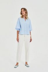 Spodnie w kant białe. Białe spodnie materiałowe damskie MOODO, bez wzorów, z bawełny. Za 159.99 zł.