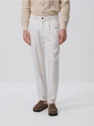 Spodnie chino slim z lnem - biały. Białe spodnie materiałowe męskie Reserved, bez wzorów, z bawełny. Za 159.99 zł.